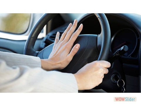 أعط الاشارات اللازمة في الوقت المناسب وفق قوانين حركة المرور وكذلك احسن استعمال بوق السيارة لأنه نوع من الاشارة